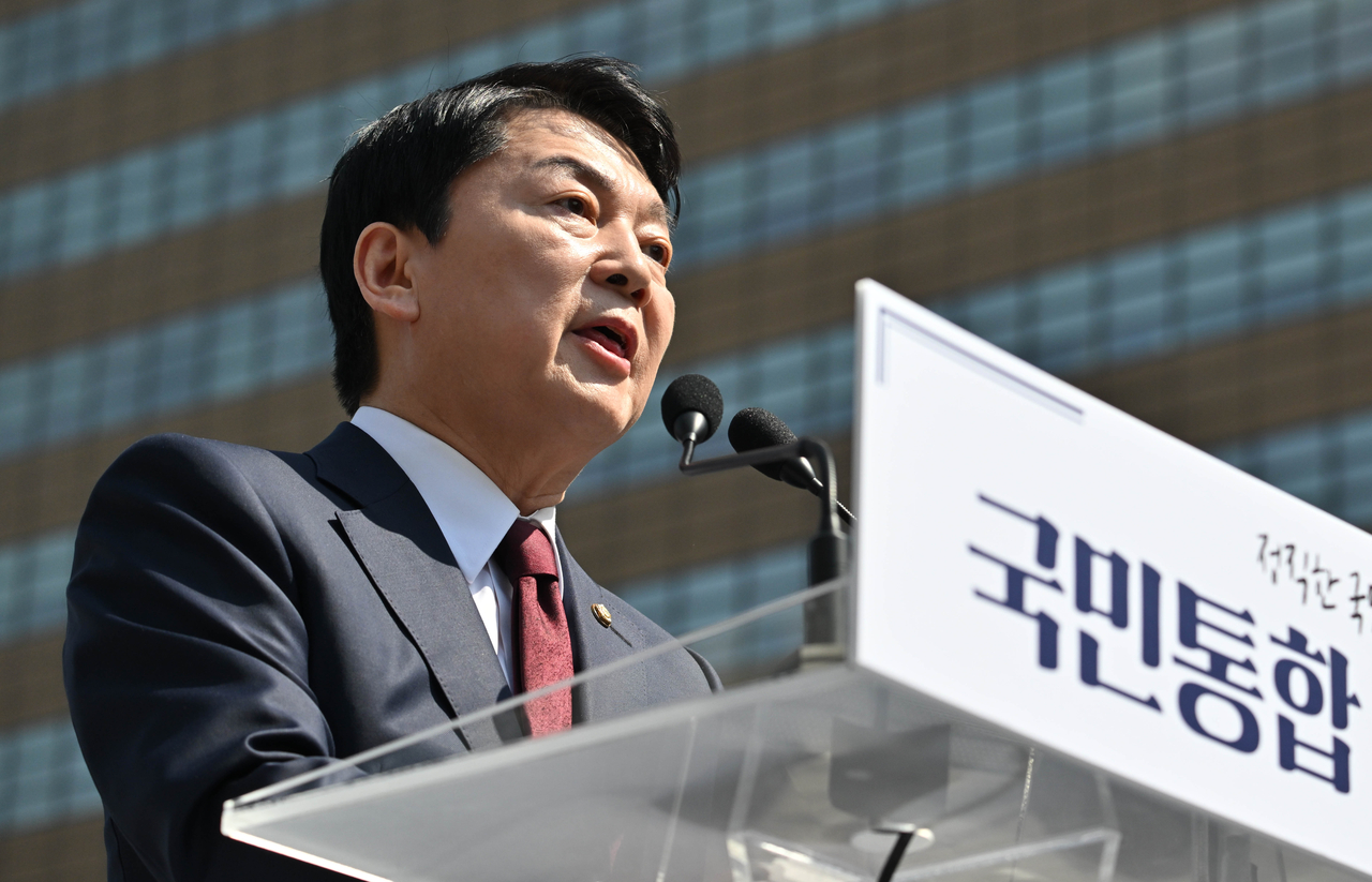 안철수 국민의힘 의원이 8일 오전 서울 종로구 광화문광장에서 기자회견을 통해 대선 출마를 공식 선언하고 있다. 임세준 기자