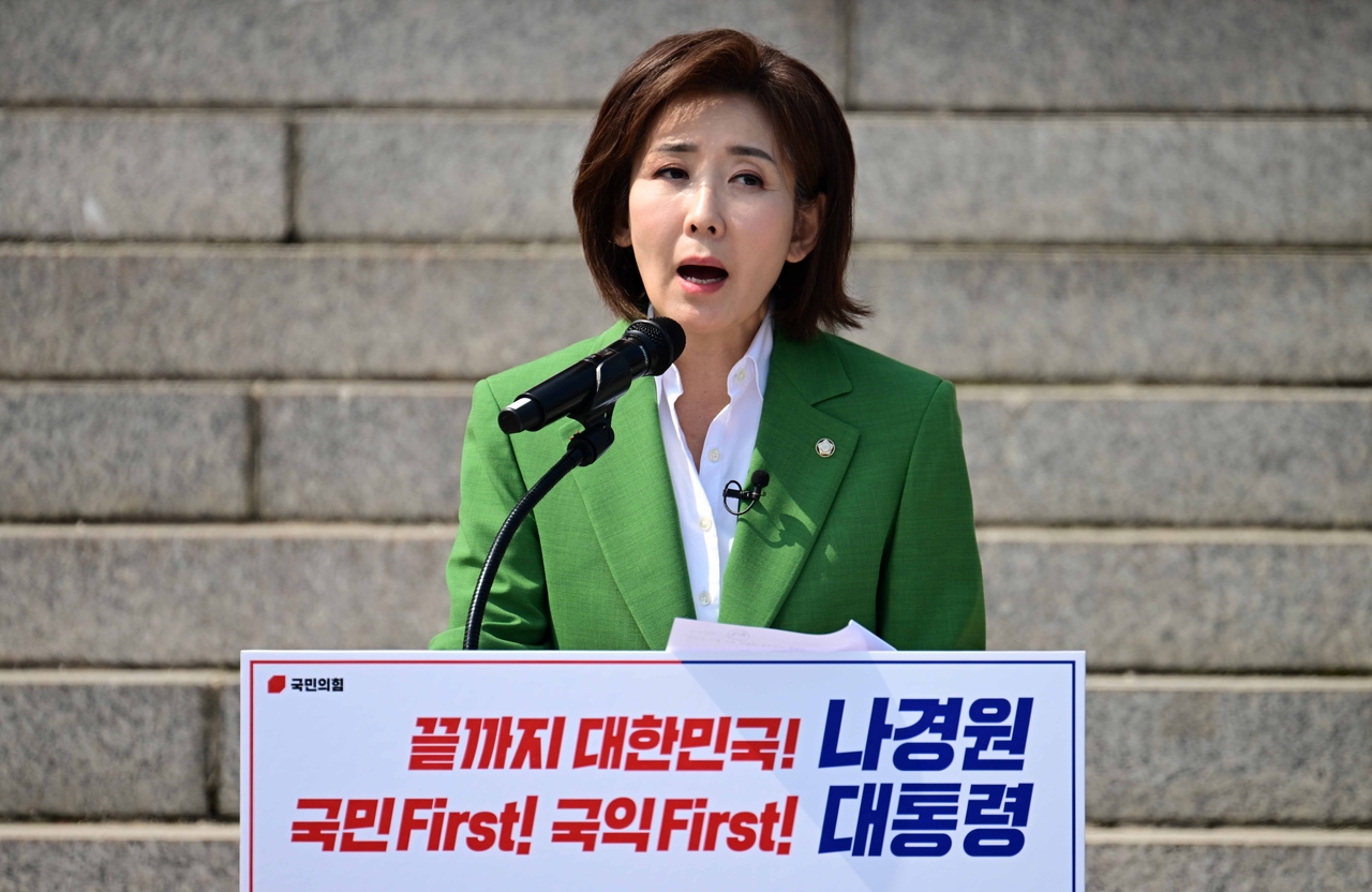 나경원 국민의힘 의원이 11일 오후 서울 여의도 국회 본청 앞 계단에서 대선 출마 선언을 하고 있다. 이상섭 기자