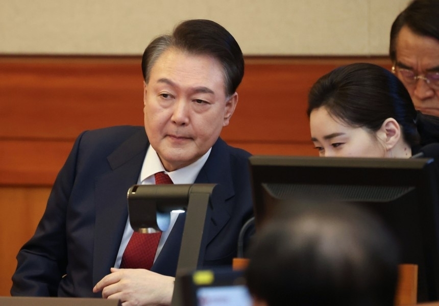 윤석열 대통령이 서울 종로구 헌법재판소에서 열린 탄핵심판 8차 변론에서 변호인단과 대화하고 있다. [사진공동취재단]