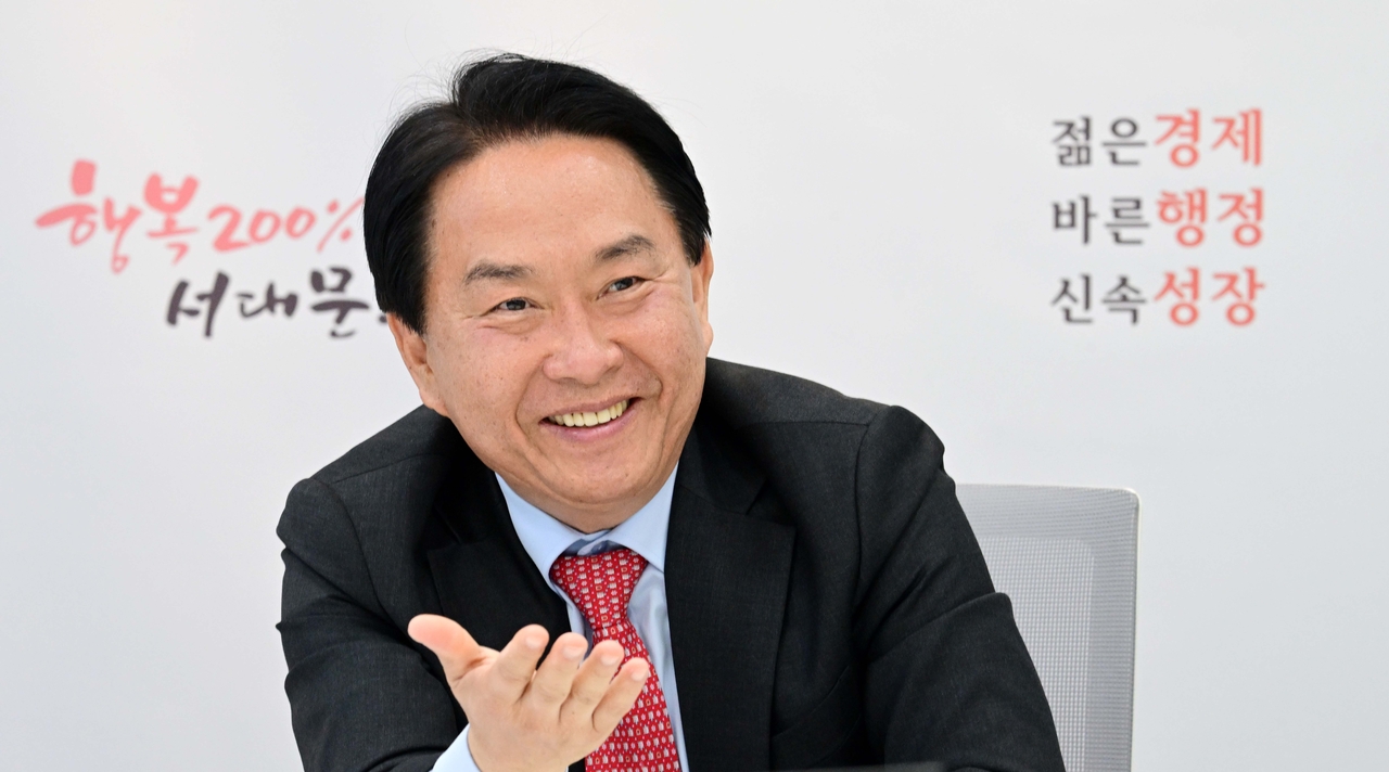 이성헌 서울 서대문구청장이 10일 오후 서대문구청에서 헤럴드경제와 인터뷰를 하고 있다.  이상섭 기자