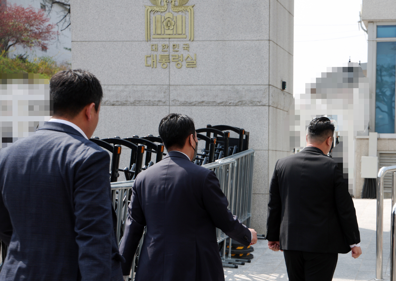 The police enter the presidential office in Yongsan-gu, central Seoul, to conduct a search and seizure operation related to the Dec. 3 declaration of martial law by former South Korean President Yoon Suk Yeol on Wednesday. (Yonhap)