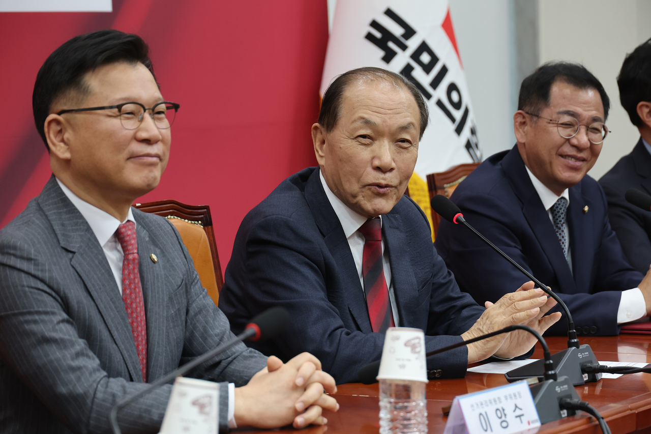 Former five-term conservative lawmaker Hwang Woo-yea, who leads the People Power Party's election management committee, announces the eight candidates selected to run in the party's next primary round for the June 3 presidential election. Yonhap