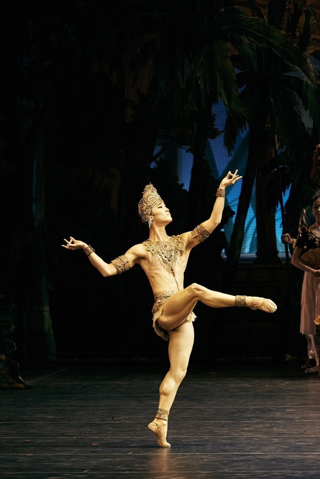 Lim Sun-u performs as Golden Idol in "La Bayadere." (Universal Ballet)
