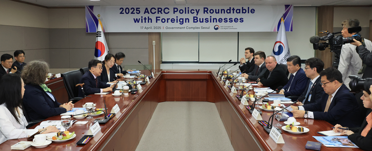 Representatives from foreign chambers in Korea and the Anti-Corruption and Civil Rights Commission of Korea Chair Ryu Chul-whan share ideas during a roundtable session held at the Government Complex Seoul on Thursday. (Yonhap)