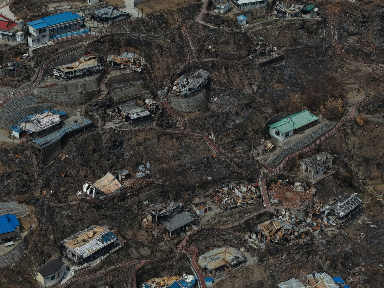 The fishing village of Seok-ri in Yeongdeok-eup, Yeongdeok County, North Gyeongsang Province, devastated by a wildfire, is seen on Apr.10. (Newsis)