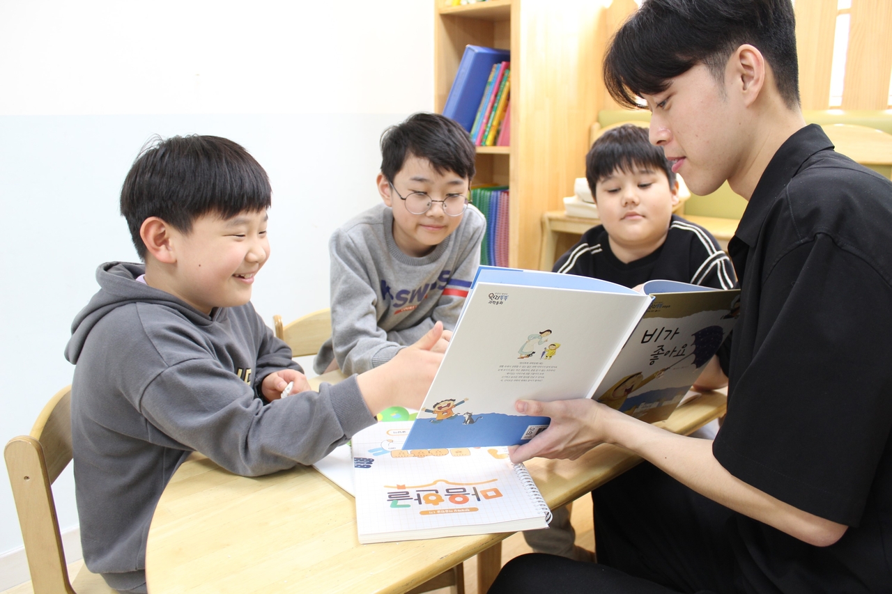 해당 지역 대학생 멘토 ‘글샘’이 경기 안산시다함께돌봄센터 선부가치키움터에서 아이들에게 동화책을 읽어주고 있다. [현대해상 제공]