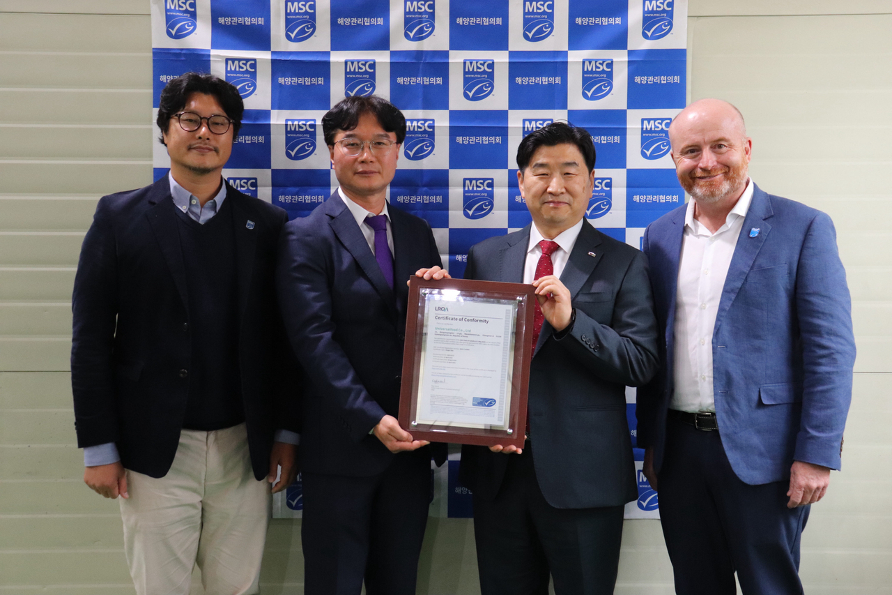 유니버셜푸드 MSC 인증 수여식. (왼쪽부터) 서종석 MSC 한국대표, 조경래 유니버셜푸드 대표, 이일형 로이드인증원 대표, 패트릭 칼레오 MSC APAC 지역