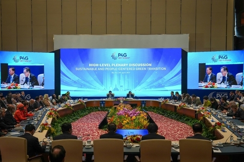Foreign Minister Cho Tae-yul (on the screen) delivers remarks during the high-level plenary meeting of the Partnering For Green Growth and the Global Goals 2030 Summit in Hanoi, Vietnam on Wednesday. (Ministry of Foreign Affairs)