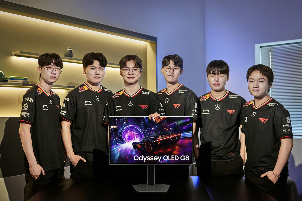 T1 선수단이 ‘오디세이 OLED G8’을 소개하고 있다. 왼쪽부터 구마유시, 페이커, 오너, 스매시  [삼성전자 제공]