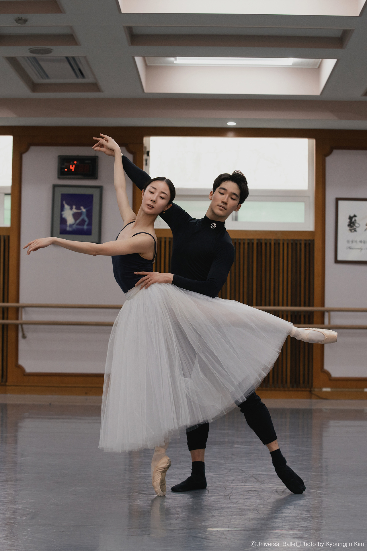 Lee You-rim (left) and Lim Sun-u rehearse for “Giselle." (Universal Ballet)