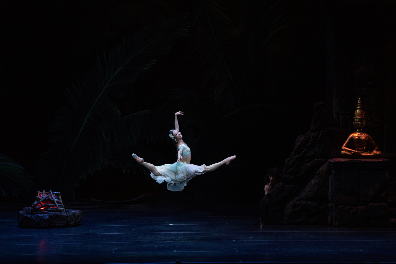 Lee You-rim performs as Nikiya in “La Bayadere.” (Universal Ballet)