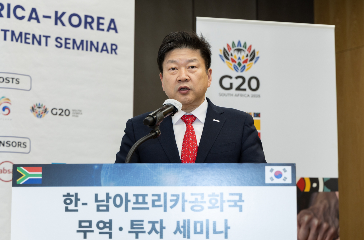 한국무역협회가 17일 서울 강남구 삼성동 트레이드타워에서 주한남아공대사관, 주한남아공상공회의소와 공동으로 개최한 ‘한-남아공 무역·투자 세미나’에서 무역협회 장석민 전무가 개회사를 하고 있다. [무역협회 제공]