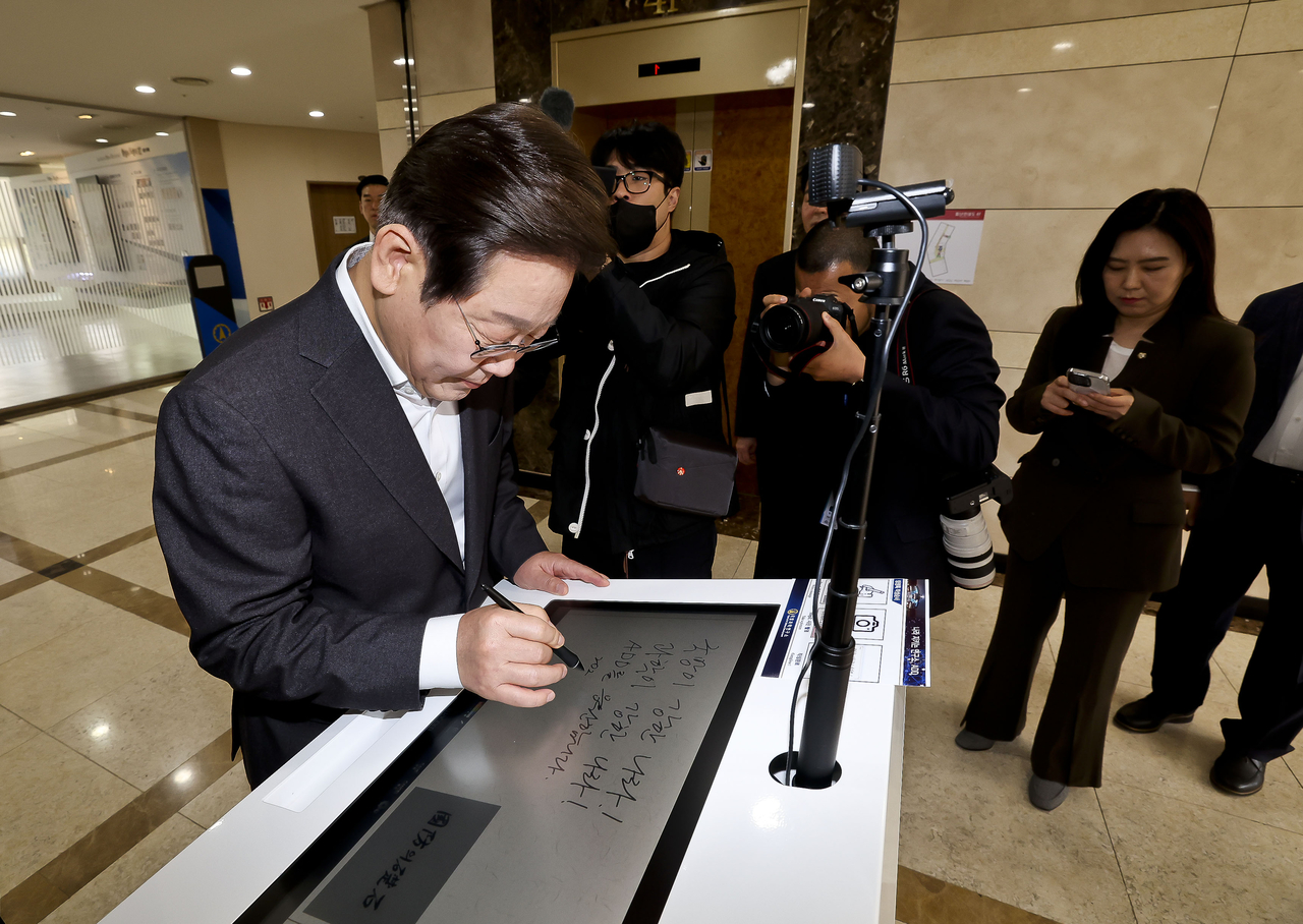 Democratic Party presidential candidate Rep. Lee Jae-myung (left) visits the headquarters of the Agency for Defense Development in Daejeon on Thursday, (Pool photo)