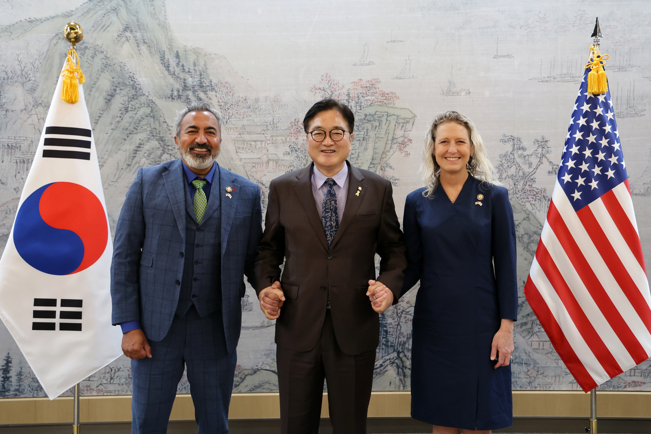 From left: Rep. Ami Bera (D-California), National Assembly Speaker Woo Won-shik, and Rep. Andrea Salinas (D-Oregon) pose for a photo during a meeting between the South Korean National Assembly and the US Congressional Study Group on Korea at the National Assembly in Seoul on Thursday. (The Office of the Speaker of the National Assembly of Korea)