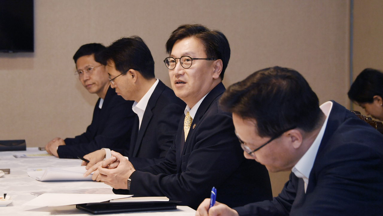 김범석 기획재정부 차관이 17일 오후 서울 종로구 정부서울청사에서 열린 ‘제2차 통상현안 관련 범정부 국내대응 전담반 회의’를 주재, 모두발언을 하고 있다. [기획재정부 제공]