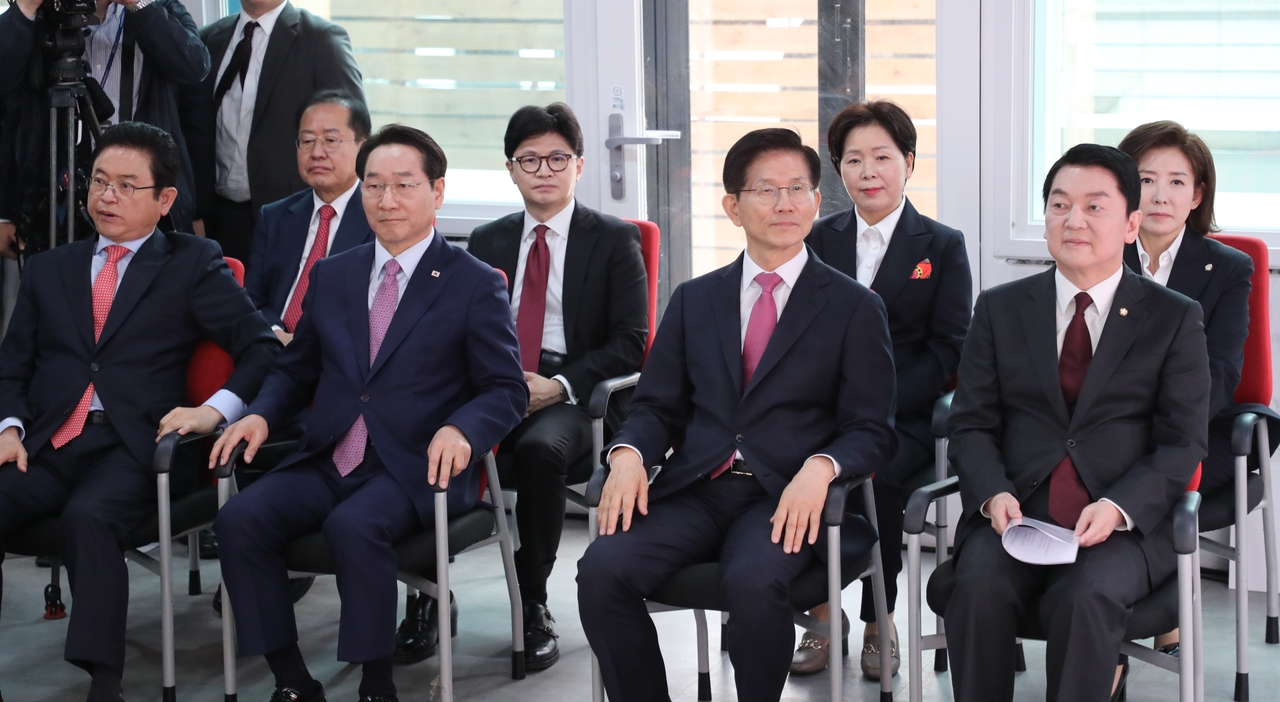 17일 서울 여의도 국민의힘 중앙당사에서 제21대 대통령선거 ‘1차 경선 토론회 미디어데이’ 행사가 열렸다. 이날 대선 경선 후보 8명(안철수 의원, 김문수 전 고용노동부 장관, 유정복 인천시장, 이철우 경북도지사, 나경원 의원, 양향자 전 의원, 한동훈 전 대표, 홍준표 전 대구시장)이 각각 A, B 토론 조를 결정한다. 사진은 행사에 앞서 좌석에서 대기중인 대선주자들 [국회사진기자단]