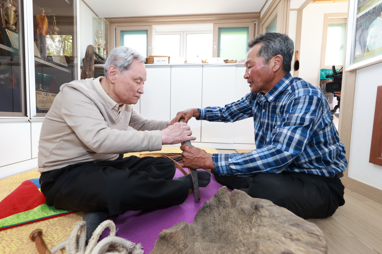 국가무형유산 궁시장 보유자 권영학 씨(왼쪽)와 경상북도 무형유산 예천 궁장 보유자 권영특 씨 (예천군제공)