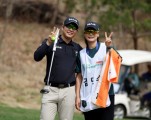 아내 캐디로 대동한 ‘스크린 강자’ 김민수 공동 선두