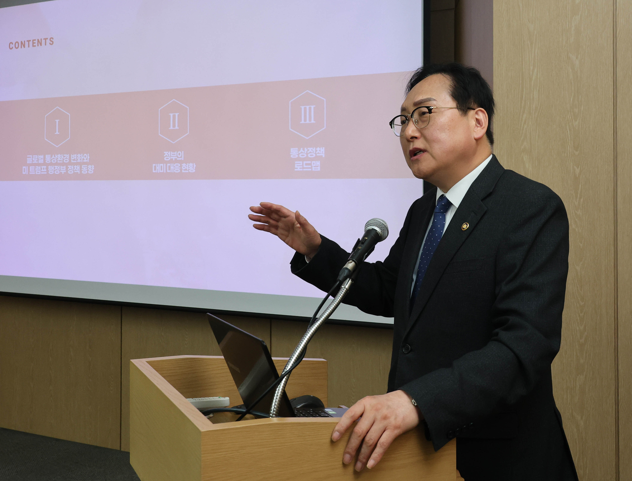 정인교 산업부 통상교섭본부장이 17일 오전 서울 중구 대한상공회의소에서 열린 ‘제30차 대한상의 중견기업위원회’에서 기조강연을 하고 있다.  [대한상공회의소 제공]