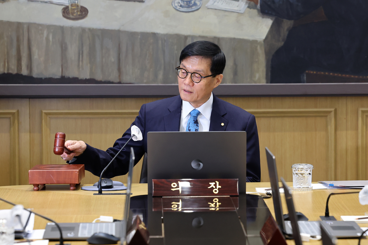 이창용 한국은행 총재가 17일 서울 중구 한국은행 본관에서 열린 금융통화위원회 본회의에서 의사봉을 두드리며 개회 선언을 하고 있다. [연합]