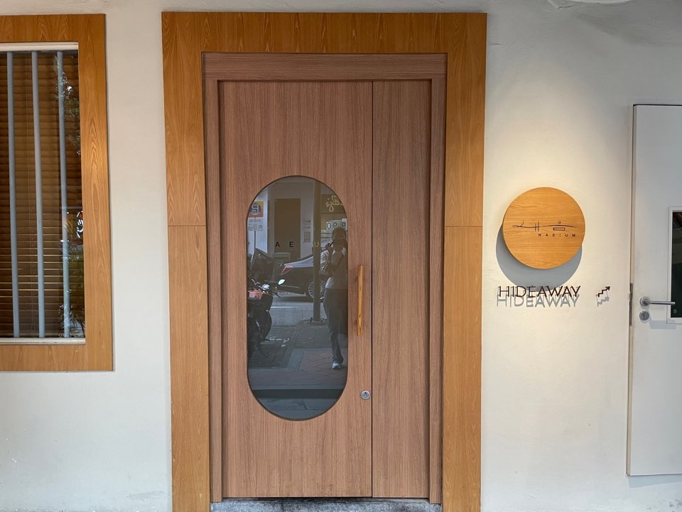 Entrance to NAE:UM, a Korean fine dining restaurant in Singapore (Hong Yoo/ The Korea Herald)