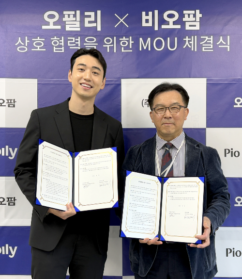 박효남(왼쪽) 비오팜 대표이사와 에이치유지 황태환 대표이사가 업무협약 체결 이후 기념촬영을 하고 있다. [비오팜 제공]
