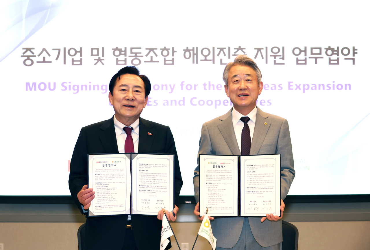 김기문(왼쪽) 중소기업중앙회장과 강호동 농업협동조합중앙회장이 업무협약을 체결한 뒤 기념촬영을 하고 있다. [중기중앙회 제공]