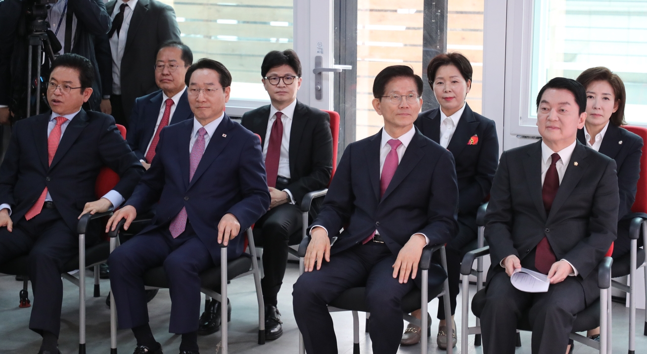 17일 서울 여의도 국민의힘 중앙당사에서 제21대 대통령선거 ‘1차 경선 토론회 미디어데이’ 행사가 열렸다. 이날 대선 경선 후보 8명(안철수 의원, 김문수 전 고용노동부 장관, 유정복 인천시장, 이철우 경북도지사, 나경원 의원, 양향자 전 의원, 한동훈 전 대표, 홍준표 전 대구시장)이 각각 A, B 토론 조를 정할 예정이다. 사진은 행사에 앞서 좌석에서 대기중인 대선주자들. 국회사진기자단
