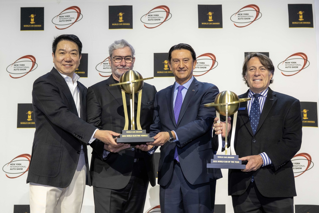 From left: Lee Sang-yup, head of Hyundai and Genesis Global Design; Luc Donckerwolke, chief design officer and chief creative officer of Hyundai Motor Group; Hyundai Motor Company President and CEO Jose Munoz and Steven Center, chief operating officer of Kia America pose for a photo, after receiving titles at the 2025 World Car Awards. (Hyundai Motor Group)