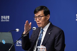 BOK holds key rate amid US tariff pressure, won volatility