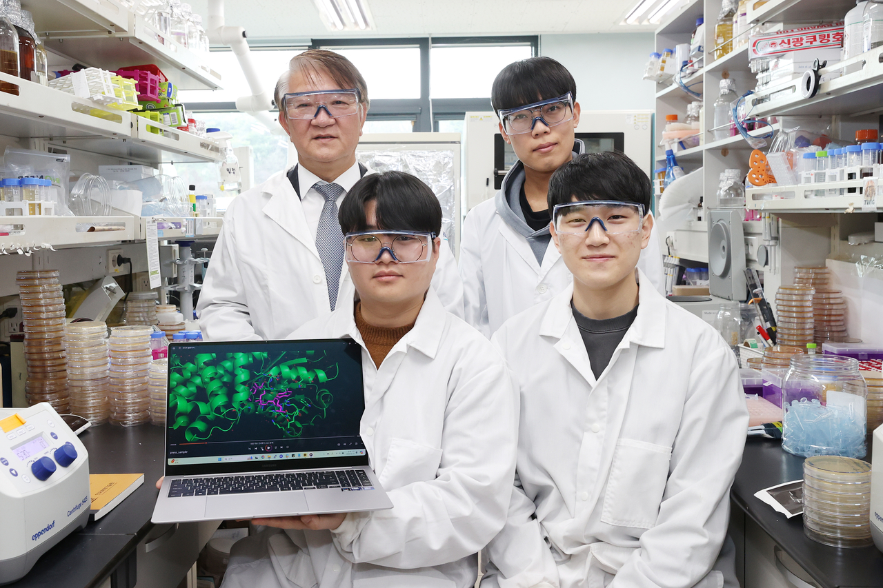 이번 연구를 수행한 KAIST 연구진. 이상엽 (윗줄 왼쪽부터) 특훈교수, 지홍근 박사과정,  김하림 박사과정 , 김기배 박사 [KAIST 제공]