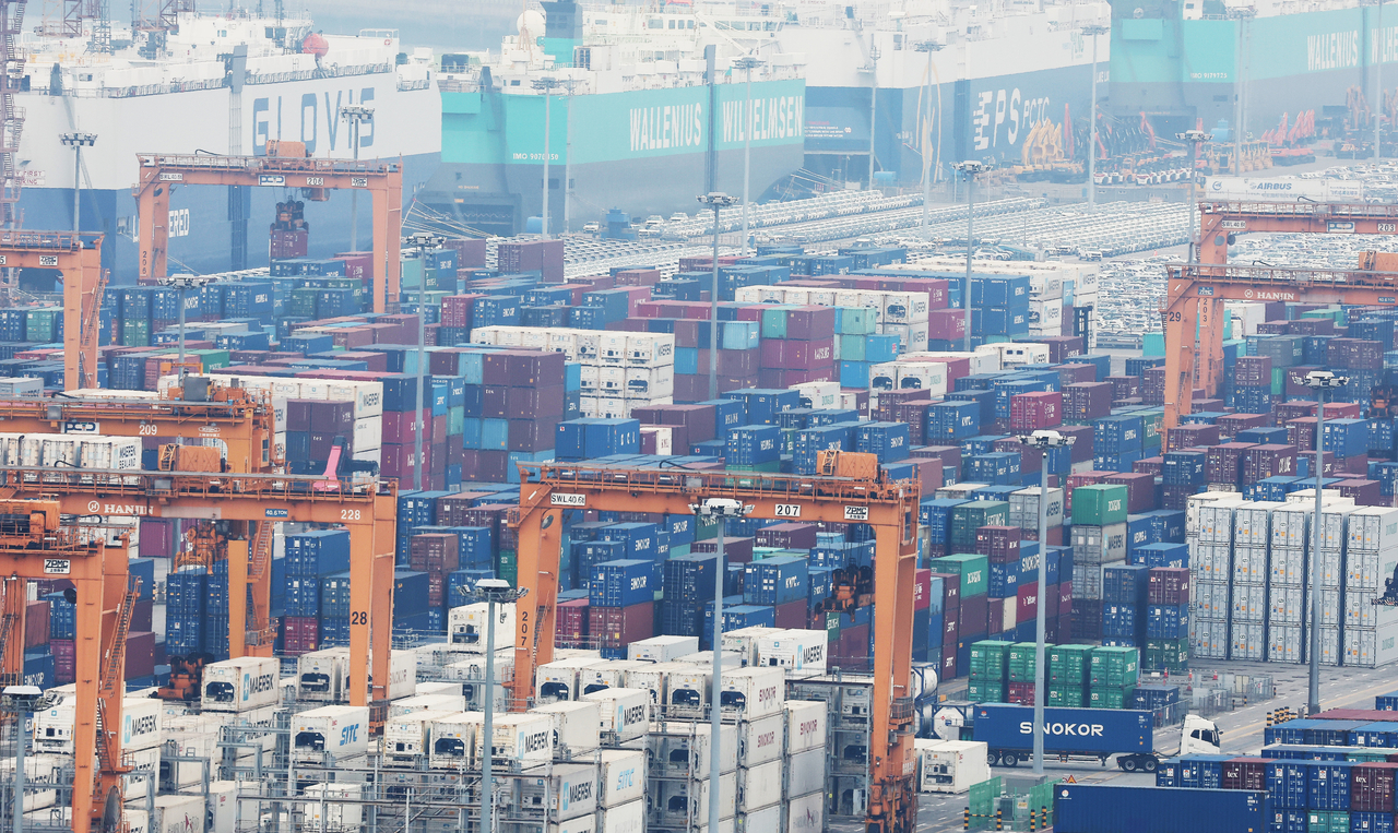 Containers are stacked at a port in Pyeongtaek, about 65 kilometers south of Seoul on April 9. (Yonhap)