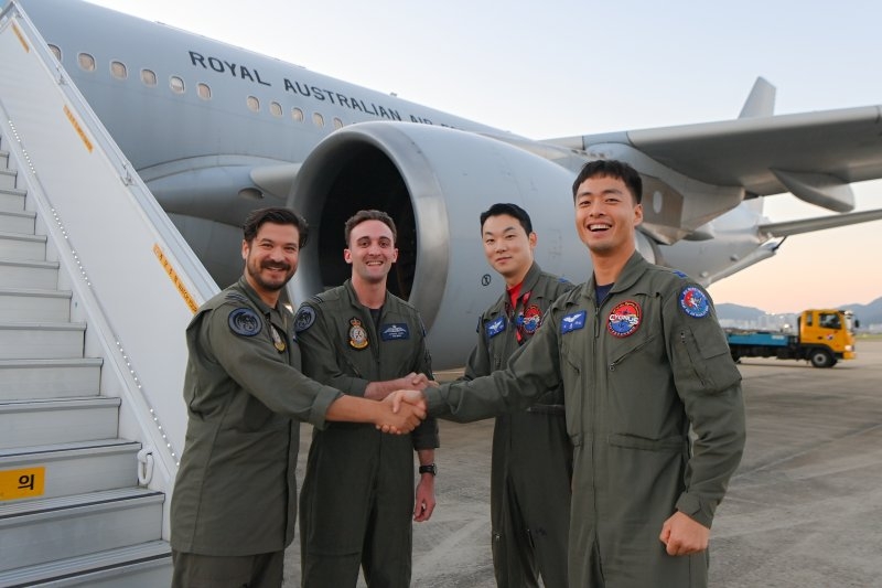 South Korean and Australian pilots greet each other as the latter's aerial tanker arrives at an air base in Gimhae, some 310 kilometers southeast of Seoul, to join Freedom Flag, a two-week South Korea-US joint air force drill that began Oct. 21. (Korea Air Force)