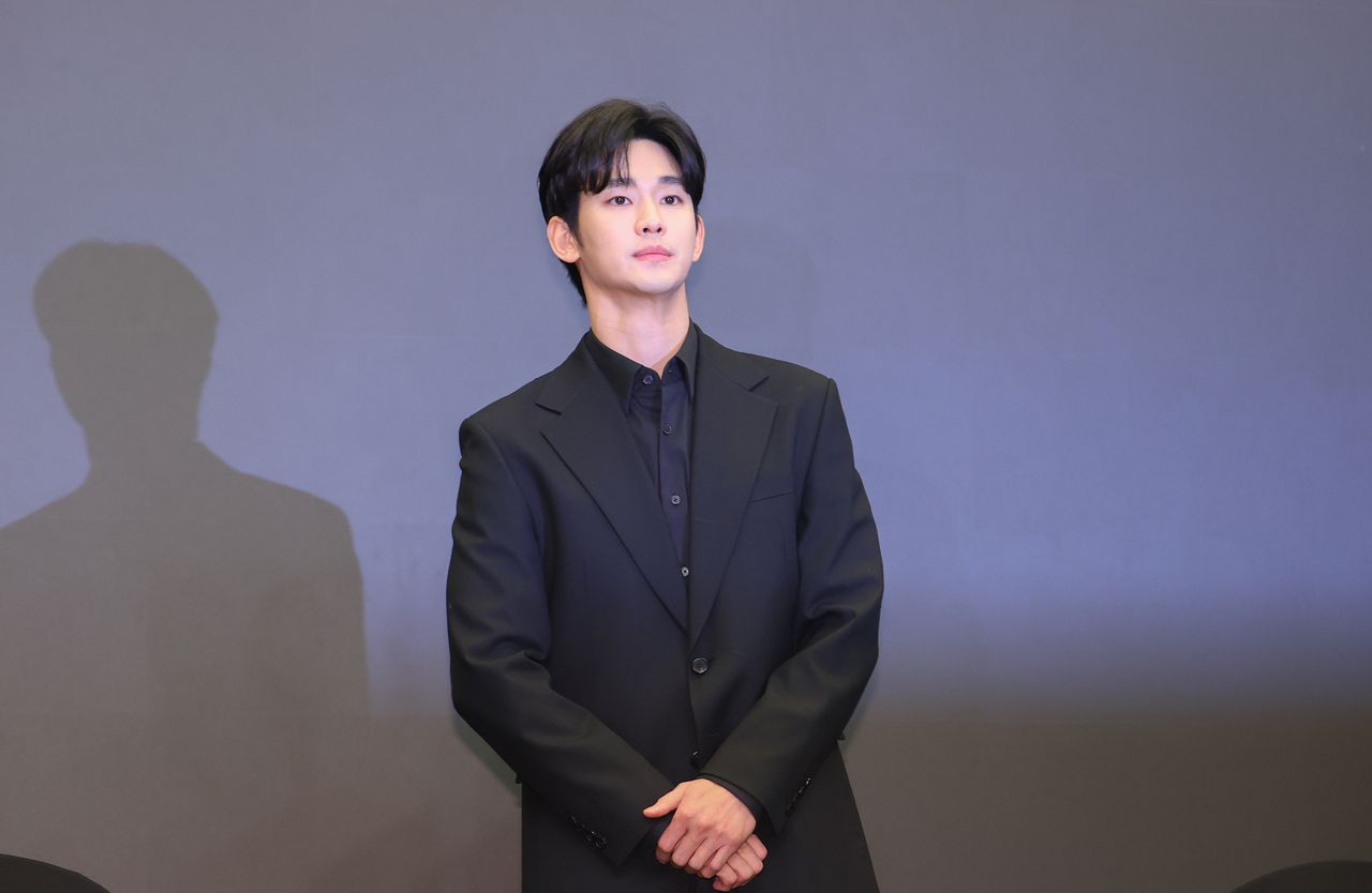 배우 김수현이 31일 서울 마포구 스탠포드 호텔에서 미성년자였던 배우 고 김새론과 교제했다는 의혹과 관련해 입장발표 기자회견에 참석하고 있다. [연합]