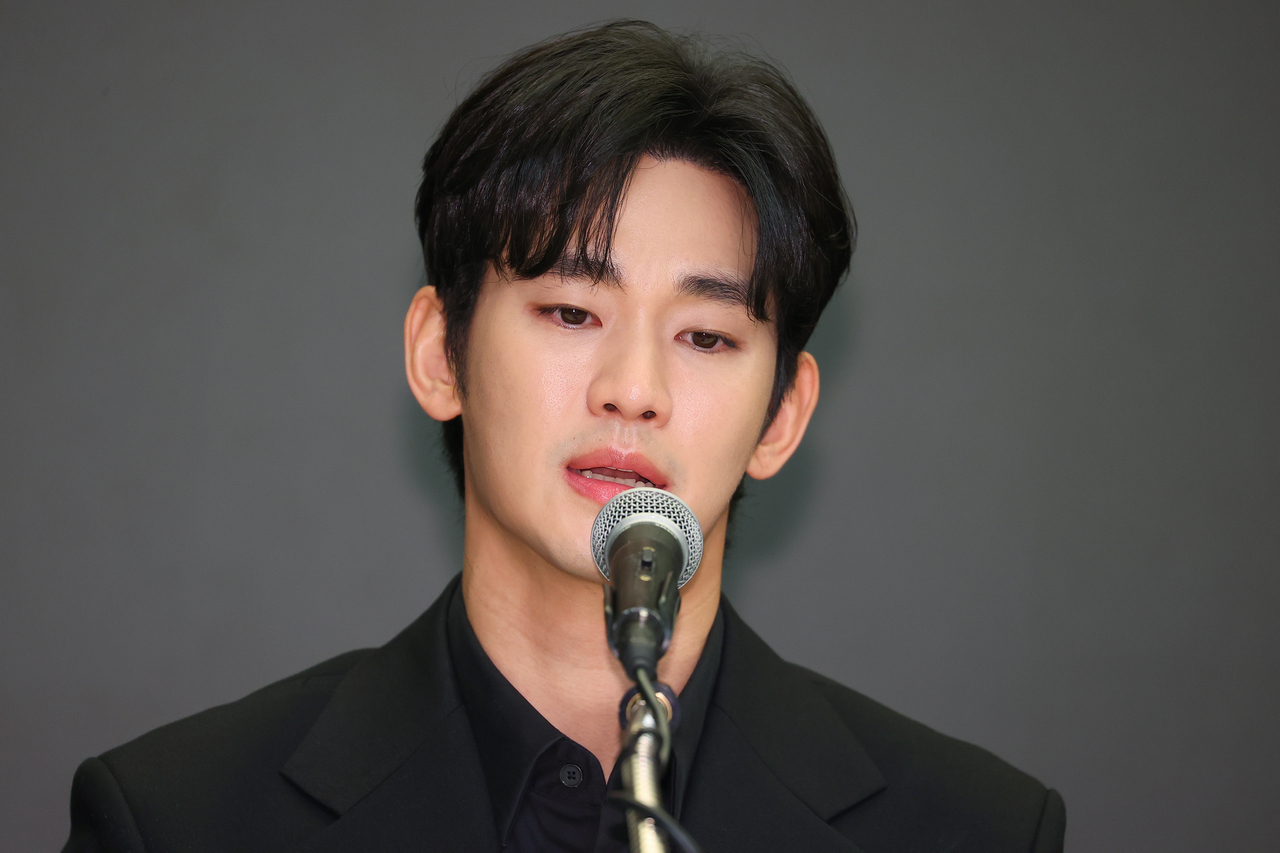 배우 김수현이 31일 오후 서울 마포구 스탠포드 호텔에서 미성년자였던 배우 고 김새론과 교제했다는 의혹과 관련해 입장발표 기자회견을 하고 있다. [연합]