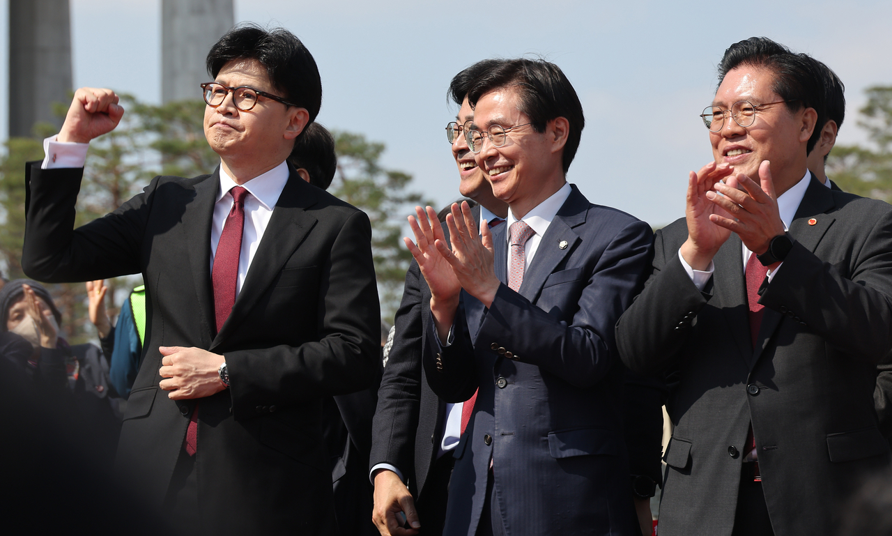지난 10일 한동훈 전 국민의힘 대표의 대선 출마 선언 당시 참석한 조경태(가운데)·송석준(오른쪽) 의원. [연합]