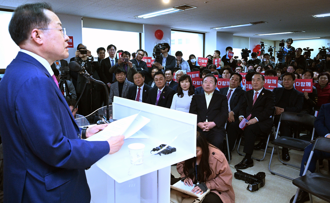 지난 14일 홍준표 전 대구시장의 대선 출마 선언 현장에 참석한 전현직 의원과 원외 당협위원장들. [연합]