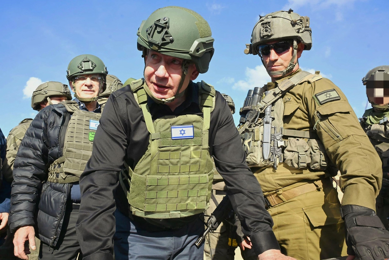 Israeli Prime Minister Benjamin Netanyahu (center) is seen on a visit to the northern Gaza Strip, Tuesday. (AFP-Yonhap)