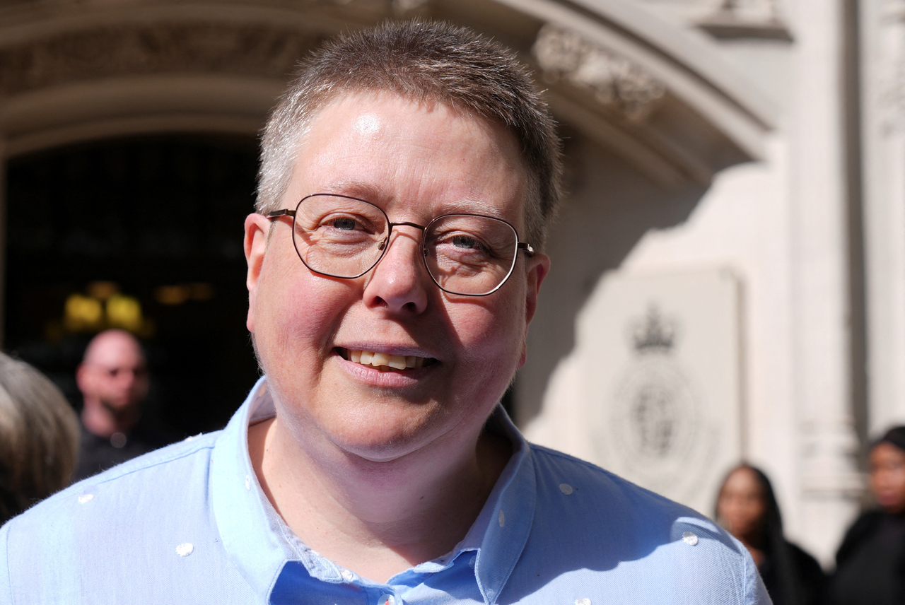 제니 윌모트(Scottish Lesbians 소속)가 2025년 4월 16일(현지시간) 영국 런던 대법원 앞에서 ‘For Women Scotland’가 제기한 항소 판결을 지켜보고 있다. 그는 여성 인권을 위해 활동하는 레즈비언으로, 이번 판결 취지에 동의하는 입장이다. [로이터=연합]