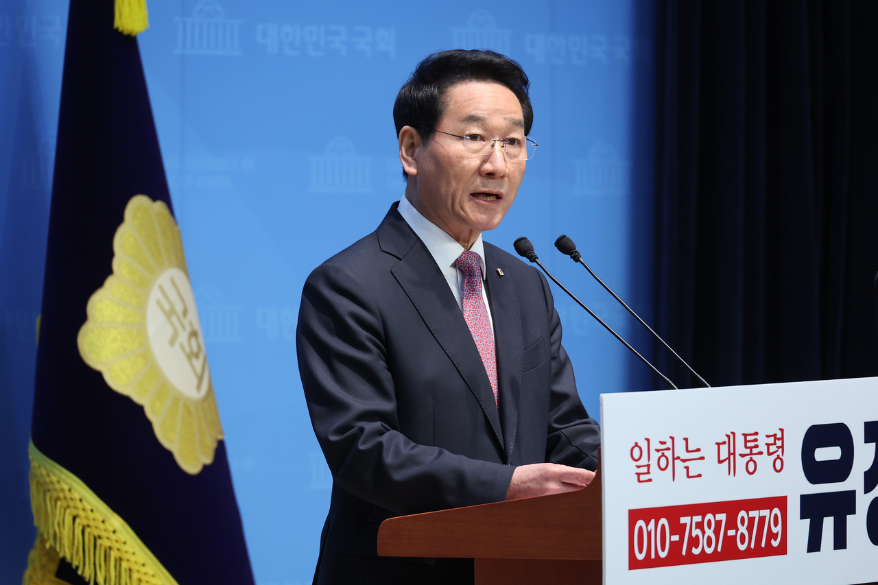 Incheon Mayor Yoo Jeong-bok speaks at a press conference at the National Assembly on Wednesday. (Yonhap)