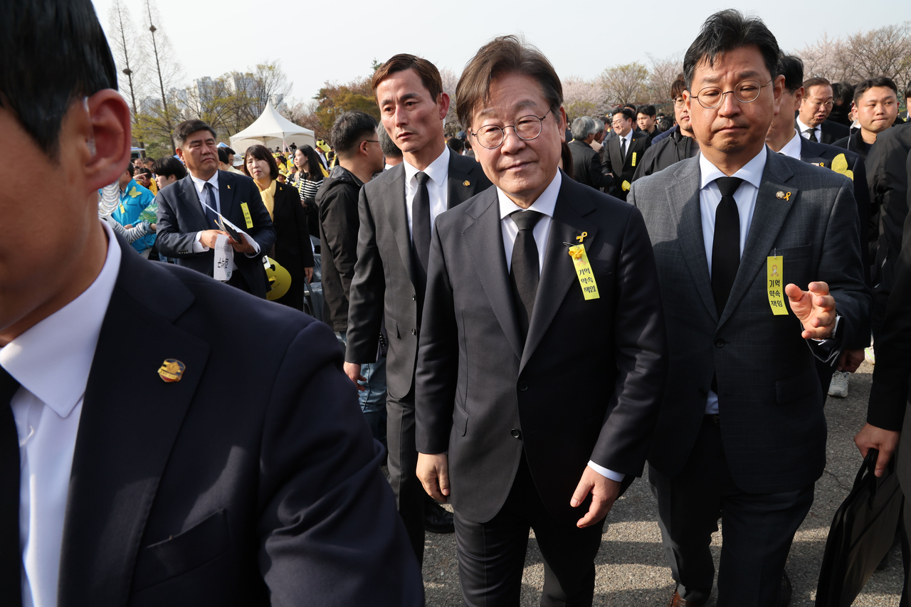 지난 16일 경기도 안산시 단원구 화랑유원지에서 열린 세월호 참사 11주기 기억식이 끝난 뒤 이재명 더불어민주당 경선후보가 이동하고 있다. [연합]