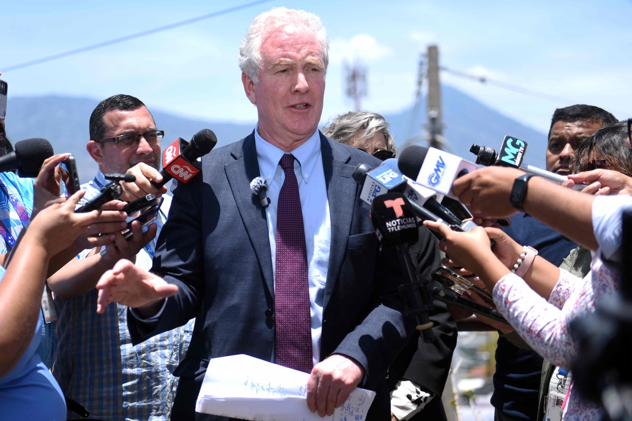 US Sen. Chris Van Hollen speaks during a press conference in Antiguo Cuscatlan, El Salvador, Wednesday. (AFP-Yonhap)