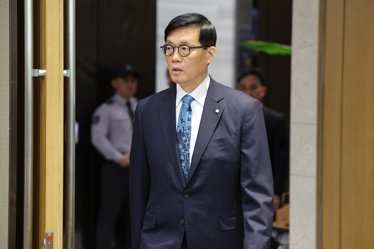 이창용 한국은행 총재가 17일 서울 중구 한국은행 본관에서 열린 금융통화위원회 본회의에 참석하고 있다. 2025.4.17 [사진공동취재단] <연합뉴스>