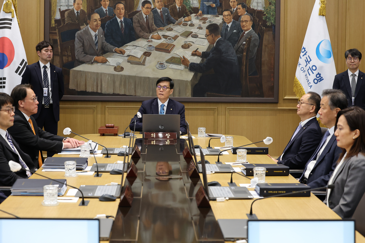 한국은행 금융통화위원회가 17일 연 2.75%인 기준금리를 동결했다. 이창용 한은 총재가 이날 서울 중구 한국은행 본관에서 열린 금융통화위원회 본회의를 주재하고 있다. [연합]