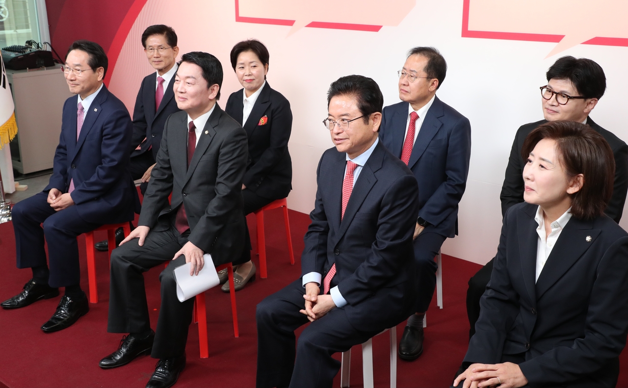 17일 서울 영등포구 국민의힘 중앙당사에서 열린 제21대 대통령선거 ‘1차 경선 토론회 미디어데이’ 행사에 참석한 유정복(앞줄 왼쪽부터 반시계방향으로)·안철수·이철우·나경원·한동훈·홍준표·양향자·김문수 경선 후보[연합]