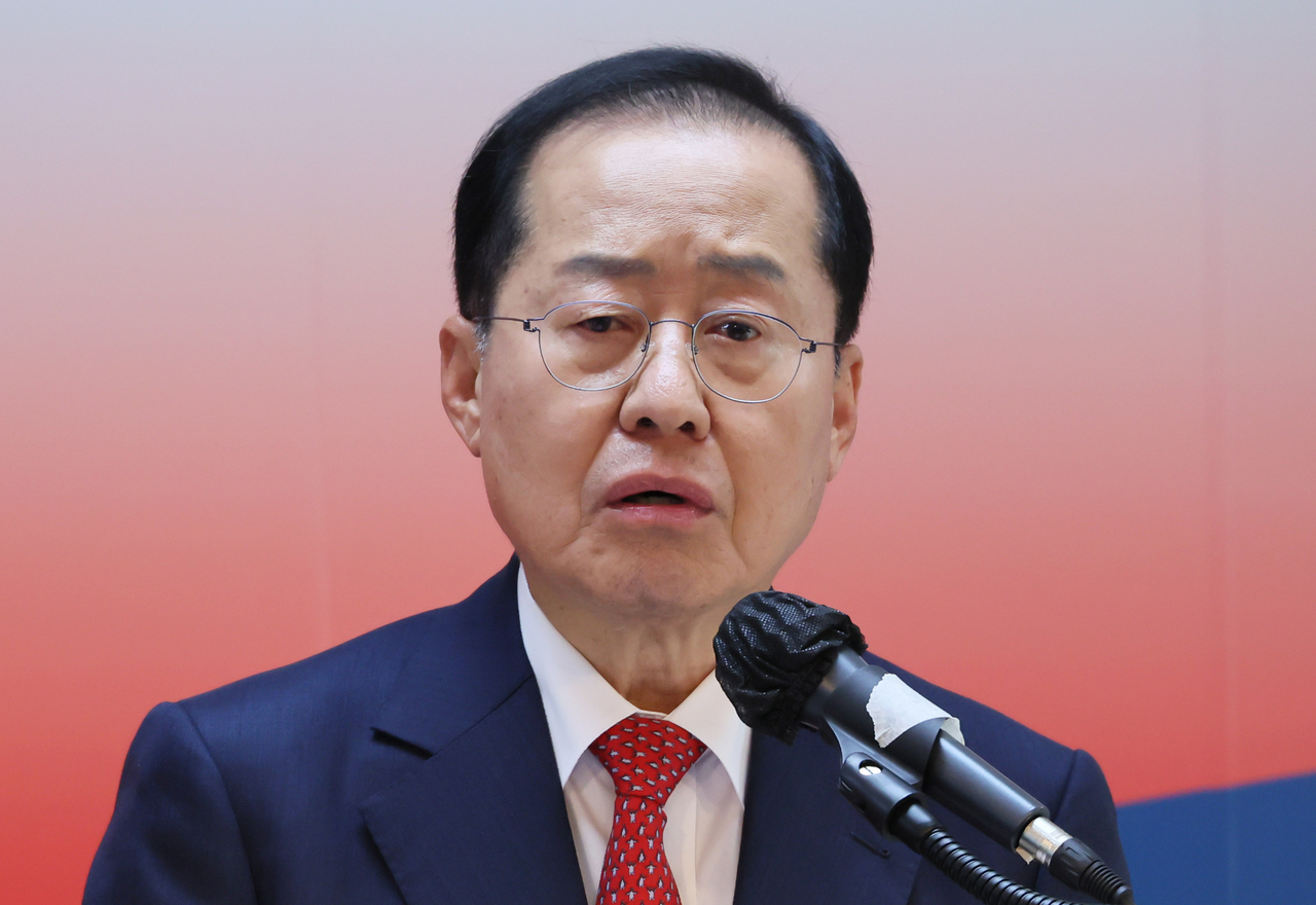 Former Daegu Mayor Hong Joon-pyo speaks at a conference to explain his foreign policy pledges in Seoul on Thursday. (Yonhap)