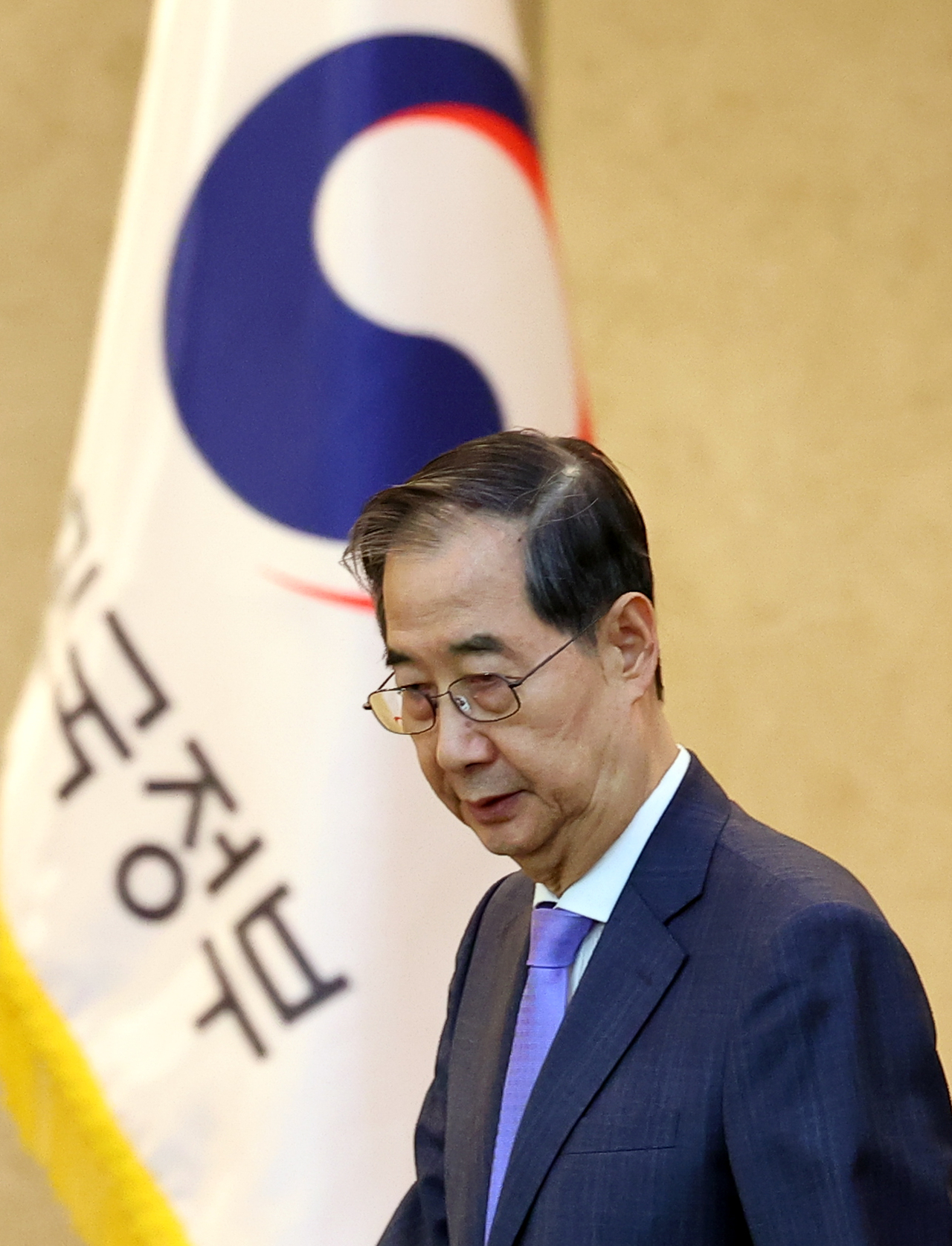 한덕수 대통령 권한대행 국무총리가 17일 정부서울청사에서 제6차 2025년 아시아태평양경제협력체(APEC) 정상회의 준비위원회에 입장하고 있다.  [연합]