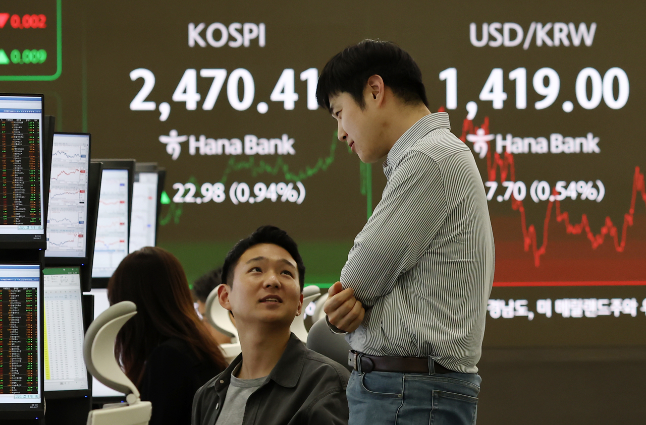 코스피가 22.98포인트(0.94%) 오른 2470.41에 장을 마감한 17일 서울 하나은행 본점 딜링룸에서 딜러들이 업무를 보고 있다. [연합]