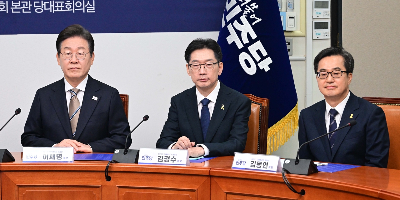 더불어민주당 대선후보 경선 주자인 이재명 전 대표(왼쪽부터), 김경수 전 경남지사, 김동연 경기지사가 16일 서울 여의도 국회에서 열린 공명선거 실천 서약식에 참석해 자리에 앉아 있다. 이상섭 기자