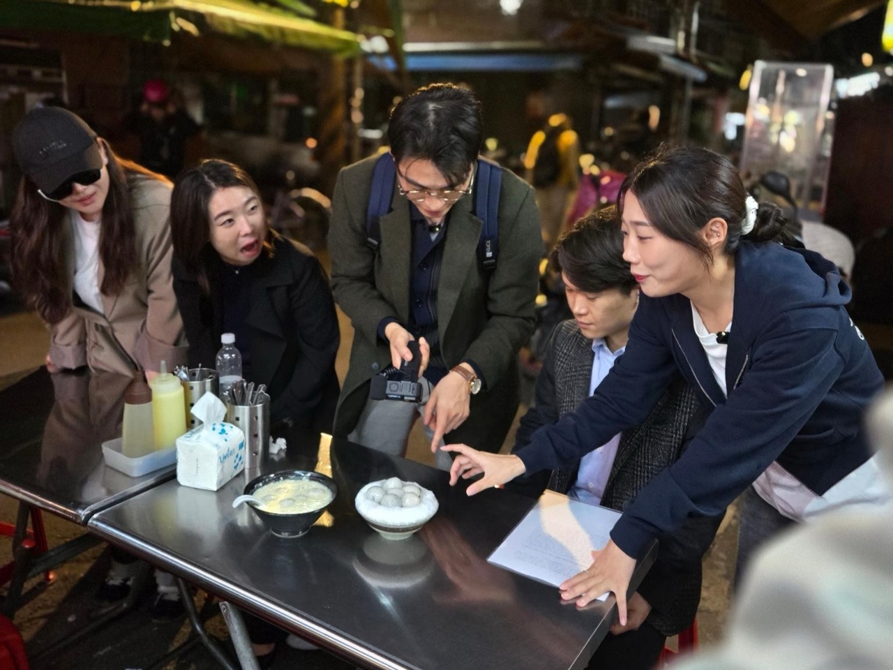 북한연구소 국제활동팀 소속 MZ 탈북민들이 지난 2월 26~28일 대만 타이베이에서 현지 인기 유튜버와 북한 실상 바로 알리기 영상을 촬영하고 있다. [북한연구소]